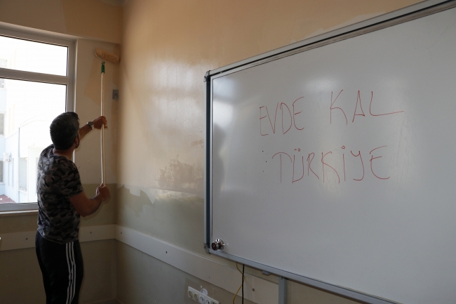 İzolasyon sürecinde kaldıkları okulun tadilatını yapıyorlar